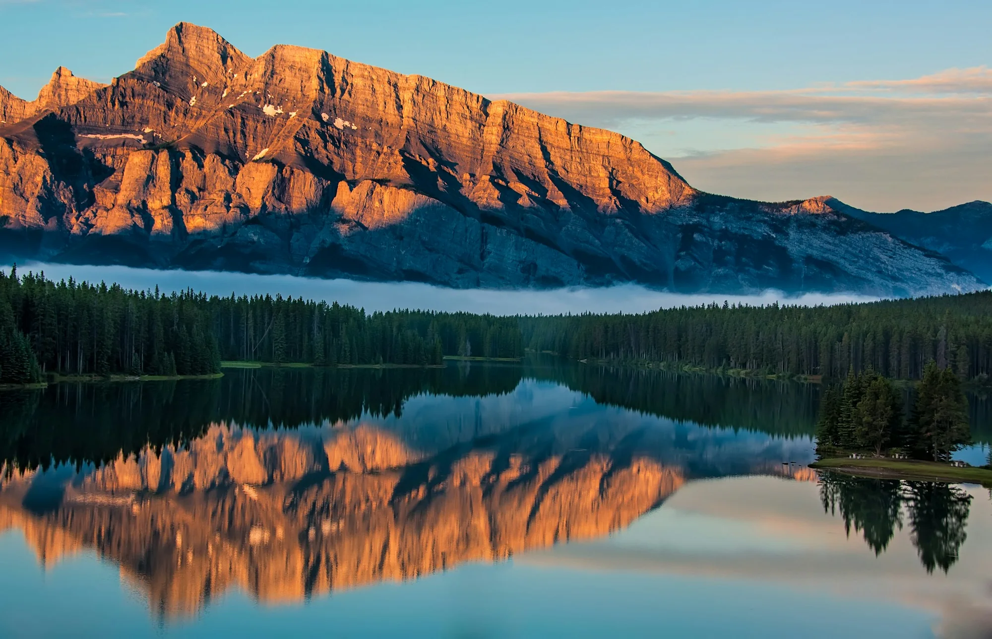 Bergen weerspiegeld in Lake Minnewanka bij Banff in Canada