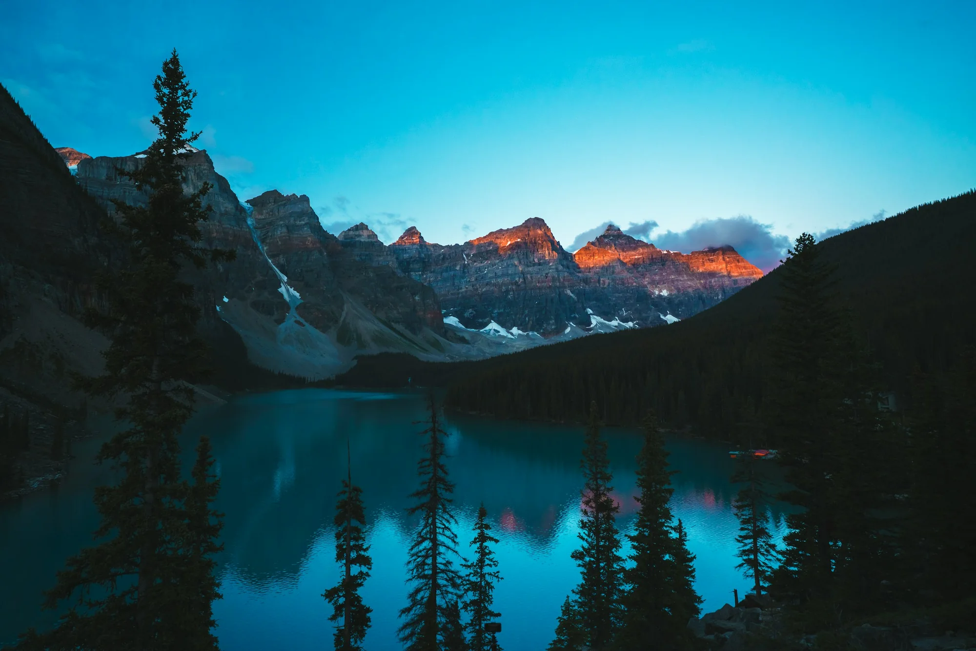 Moraine Lake en bergtoppen in de Canadese Rocky Mountains