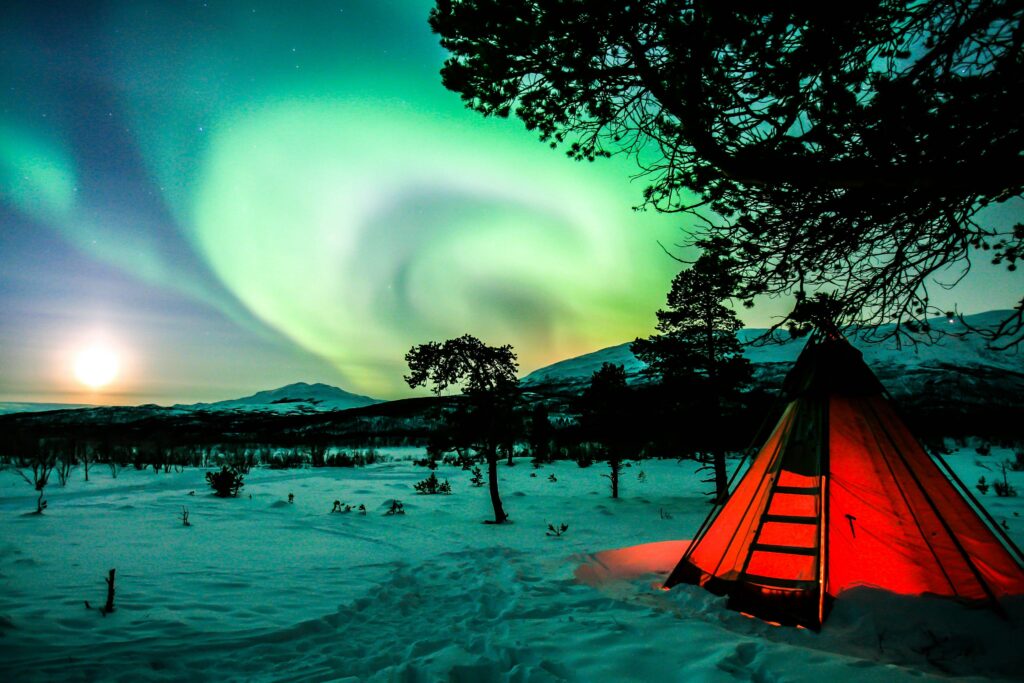 een tipi tent in zweden met het noorderlicht