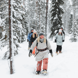 een vrouw van ajakka die in een besneeuwd bos loopt
