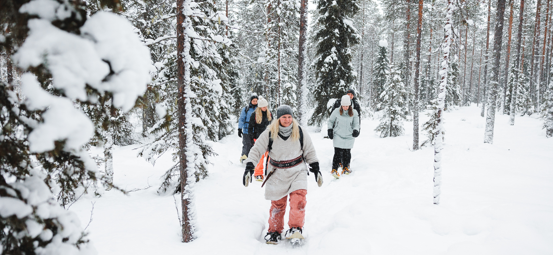 een vrouw van ajakka die in een besneeuwd bos loopt