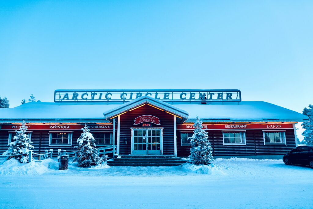 Arctic Circle-gebouw in een besneeuwd landschap