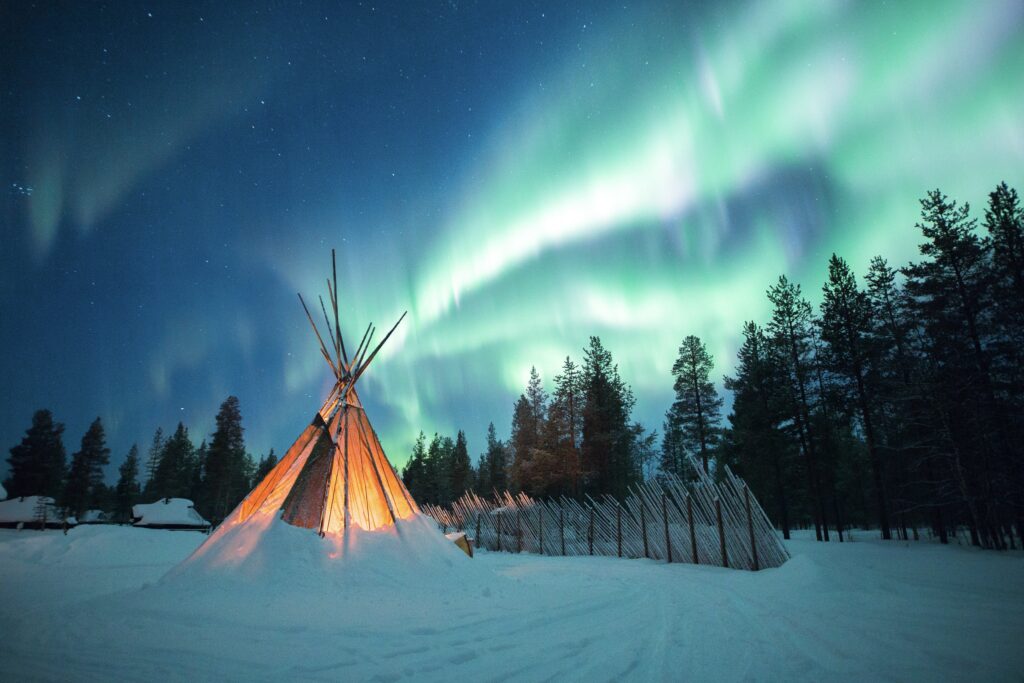 Noorderlicht tijdens een avondsafari in Lapland