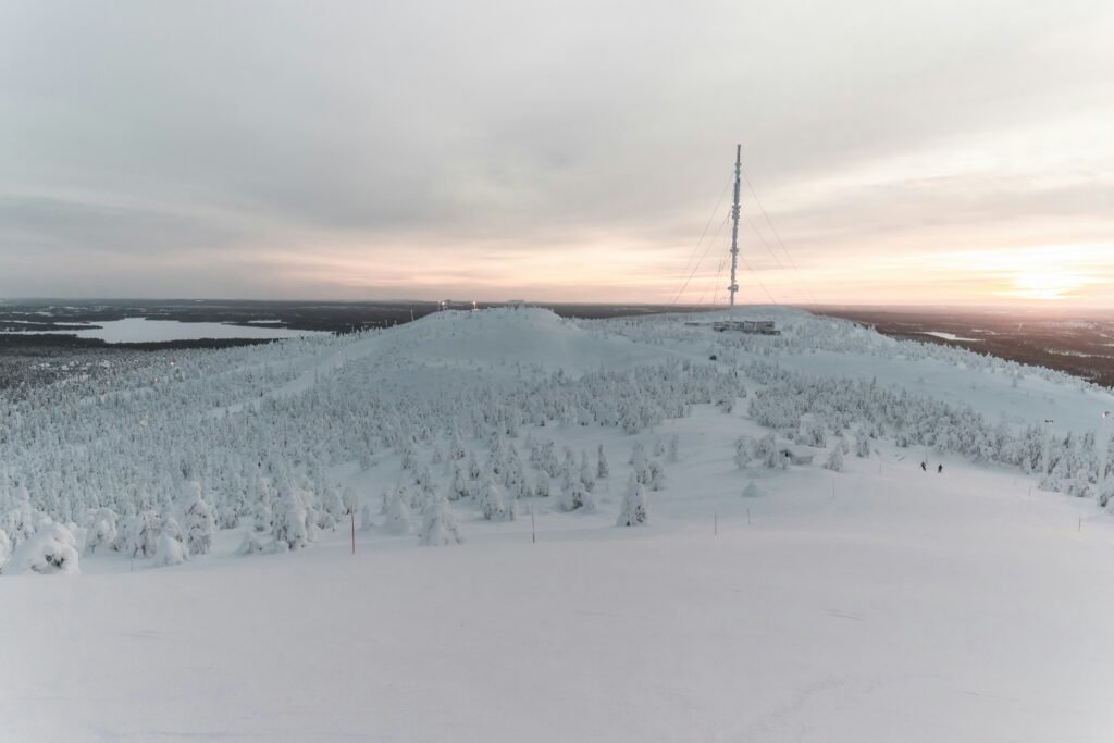 Besneeuwde heuvels bij Ruka in Fins Lapland