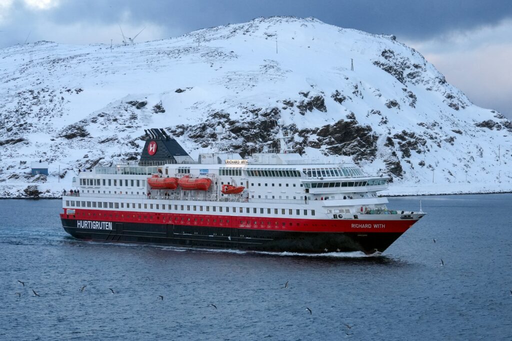 een hurtigruten boot in de winter