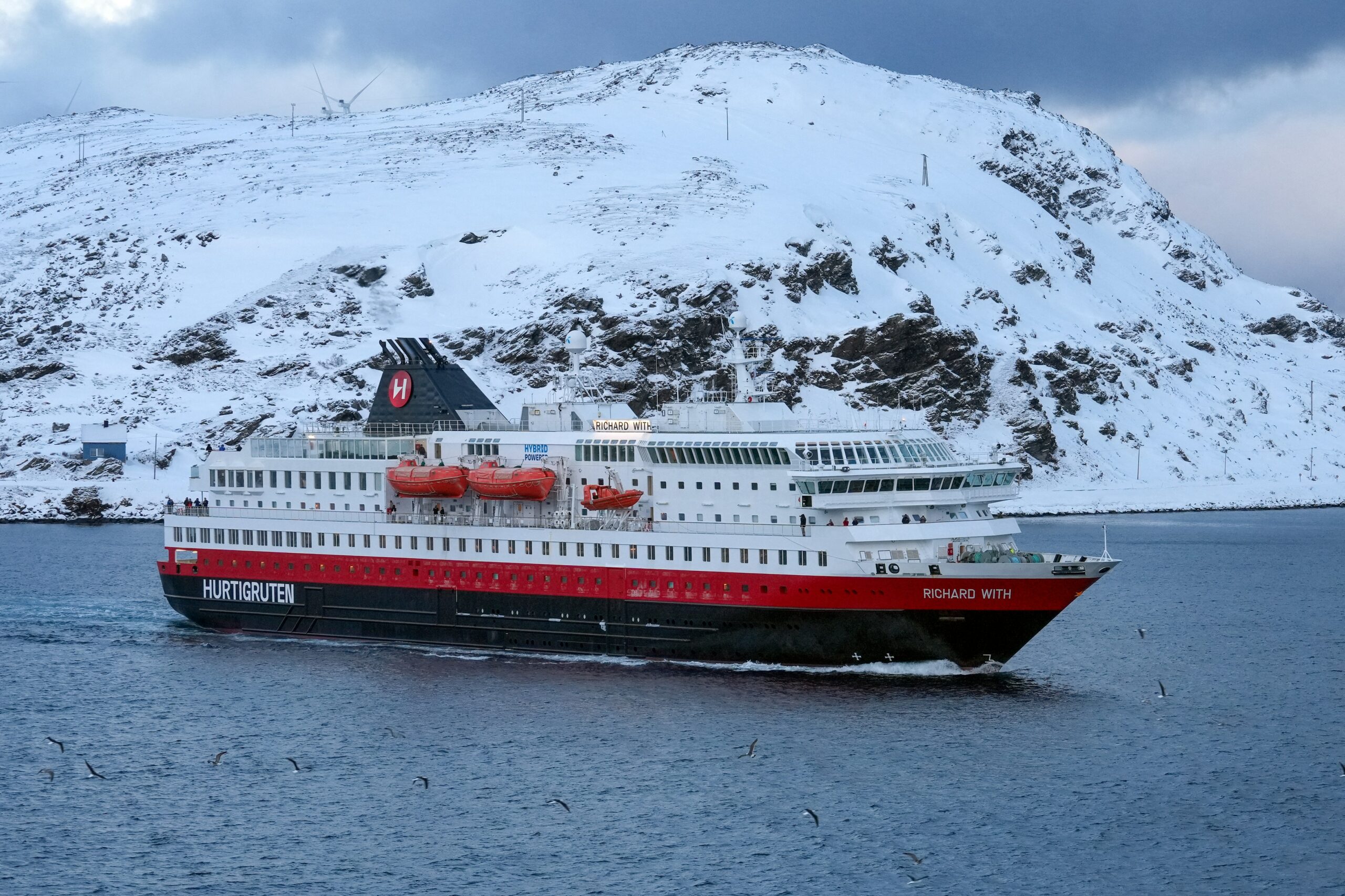 een hurtigruten boot in de winter