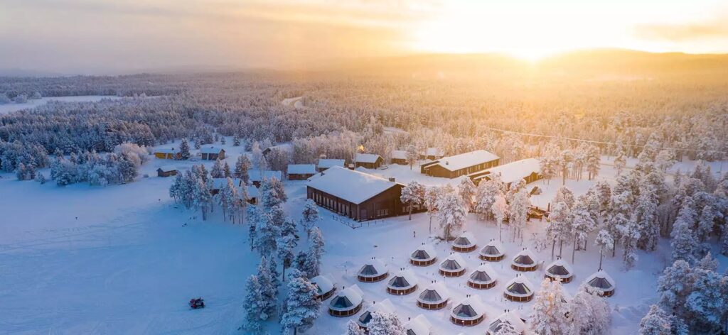 Wilderness Hotel Inari in een besneeuwd landschap