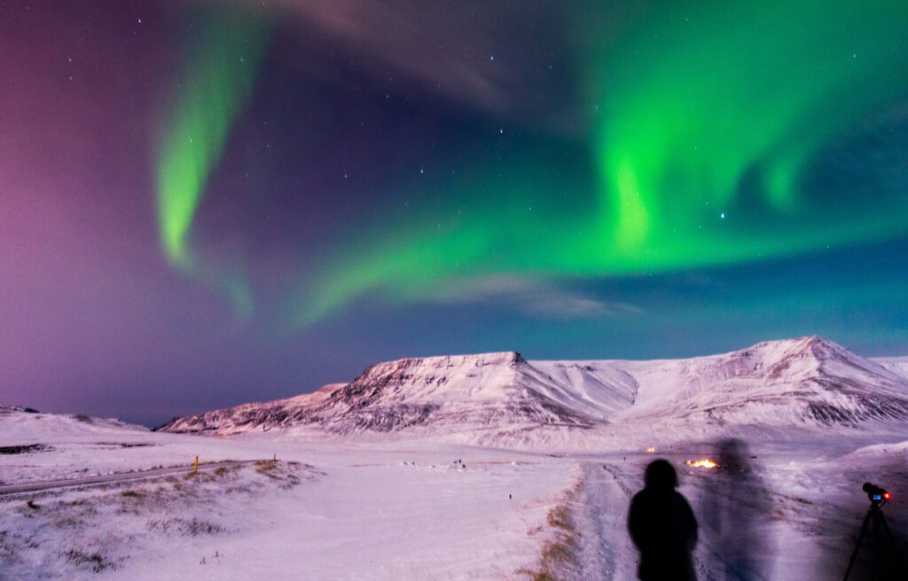 Noorderlicht boven een donker winterlandschap
