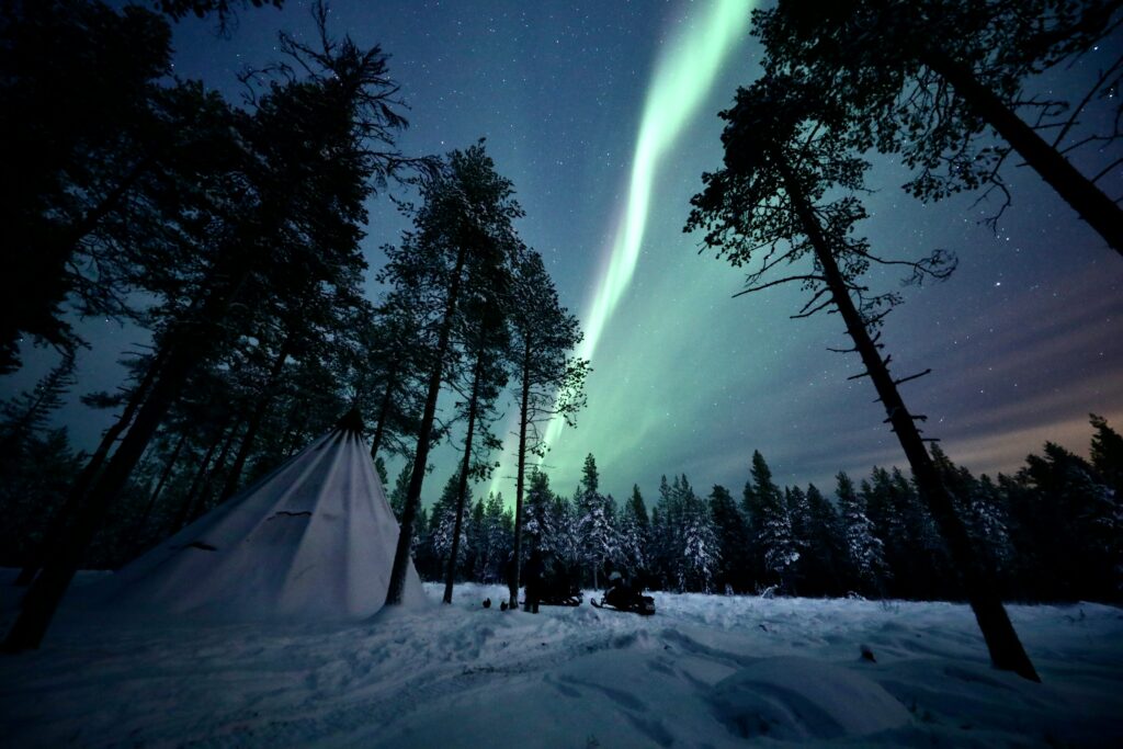 Tipitent onder het noorderlicht in Lapland
