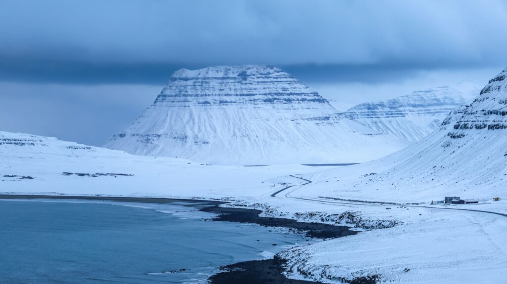 Sneeuwscootertocht door een winters landschap