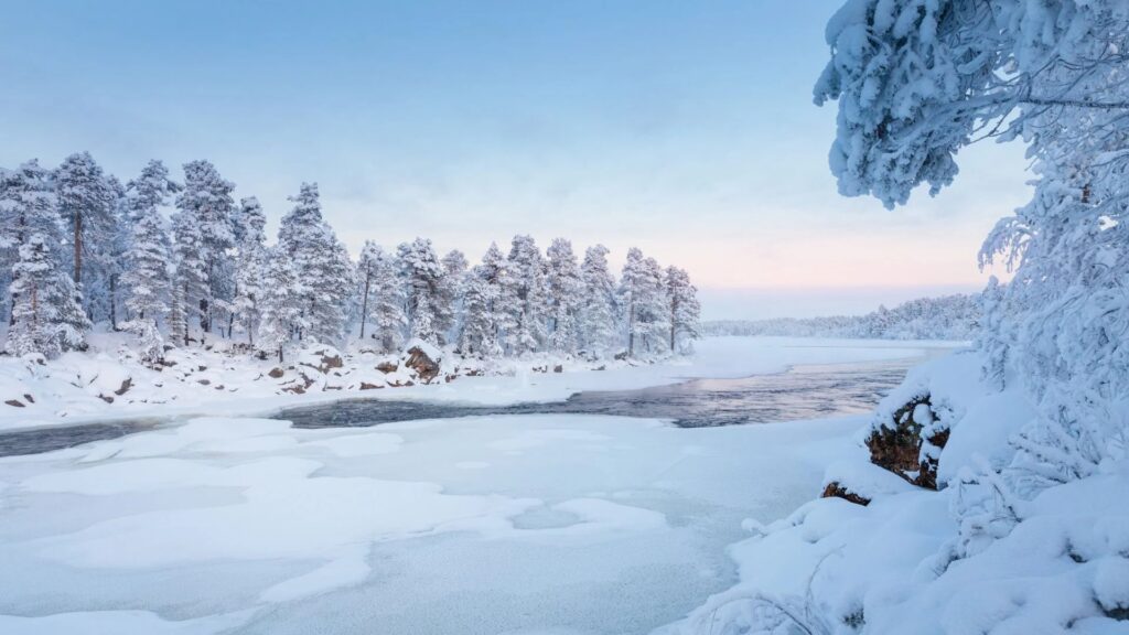 Bevroren rivier bij Inari in Fins Lapland