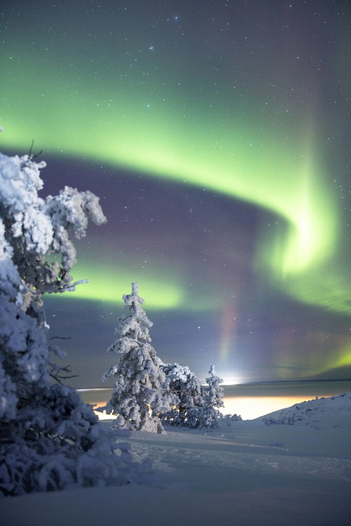 Noorderlicht boven een winters landschap in Finland
