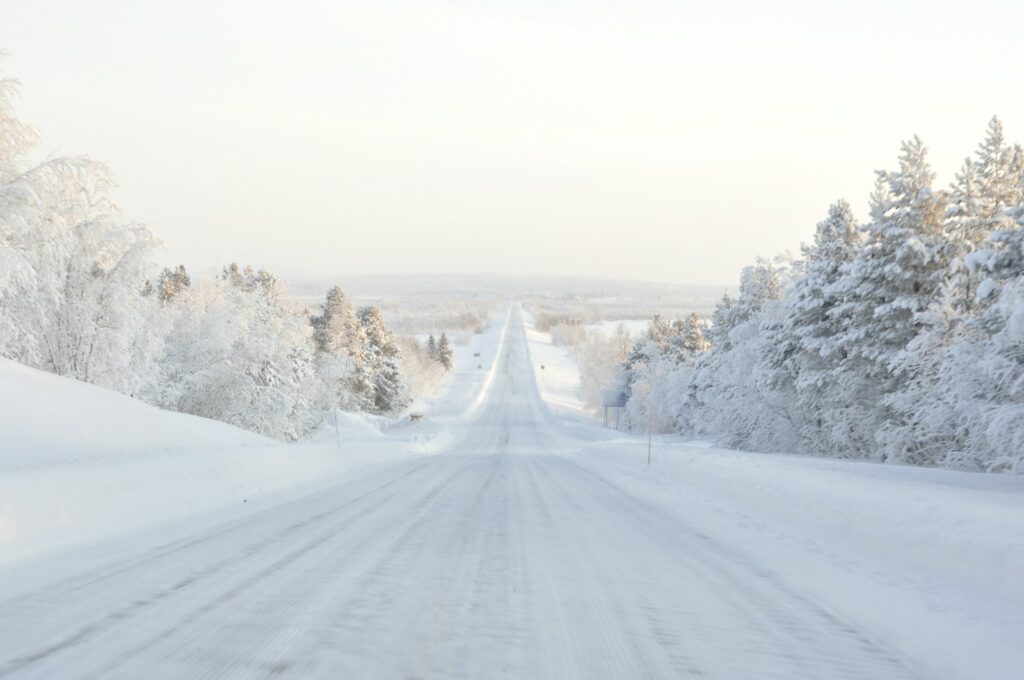 weg in finland onder de sneeuw