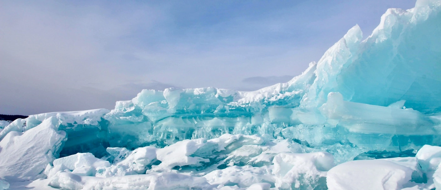 Blauwe ijsformaties en sneeuw op de Matanuska-gletsjer in Alaska